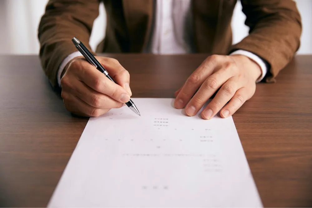 書類に記入をする人