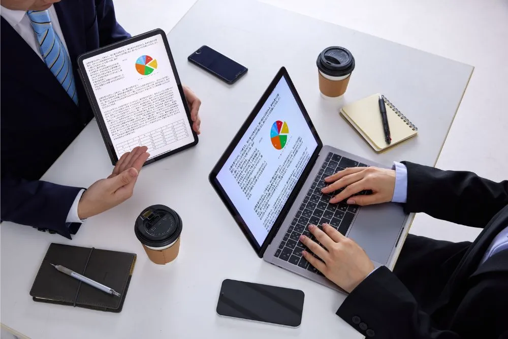 データを見せる人