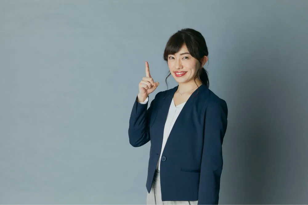 指を立てる女性