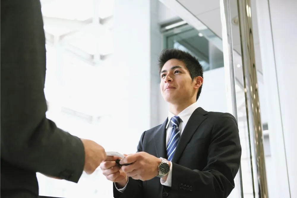 お金を受け取る男性