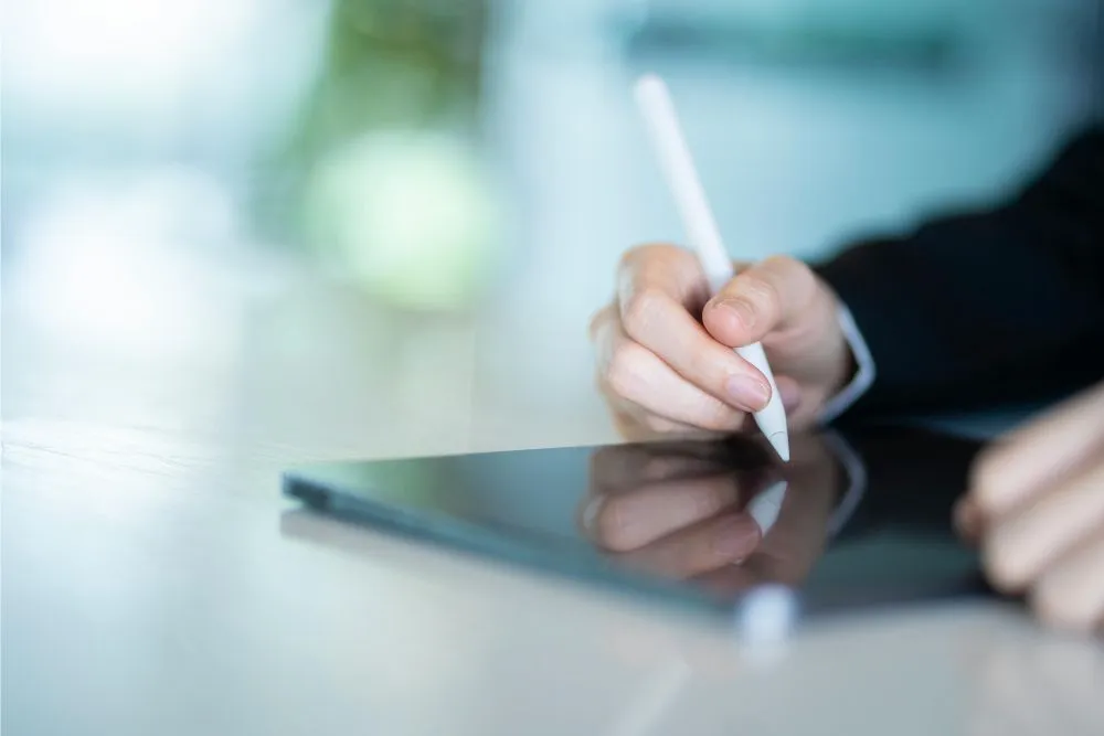 タブレットを操作する人